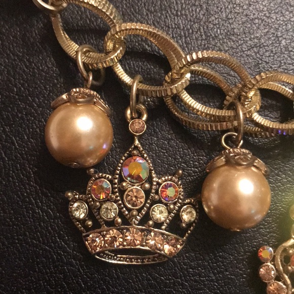 PEARLS & CROWNS NECKLACE SET - Picture 6 of 6